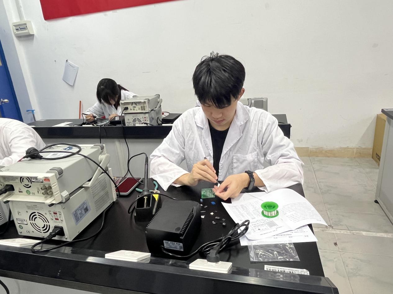 技能筑夢(mèng)，創(chuàng)新未來(lái) 康復(fù)保健系成功舉辦第十一屆學(xué)生職業(yè)技能大賽之智能電子產(chǎn)品設(shè)計(jì)與開(kāi)發(fā)賽項(xiàng)