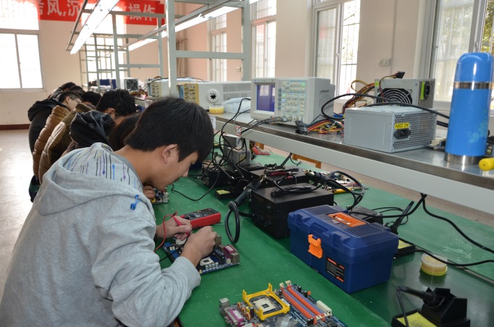 應(yīng)用電子技術(shù)專業(yè) 智能產(chǎn)品開發(fā)與集成電路方向的前沿探索